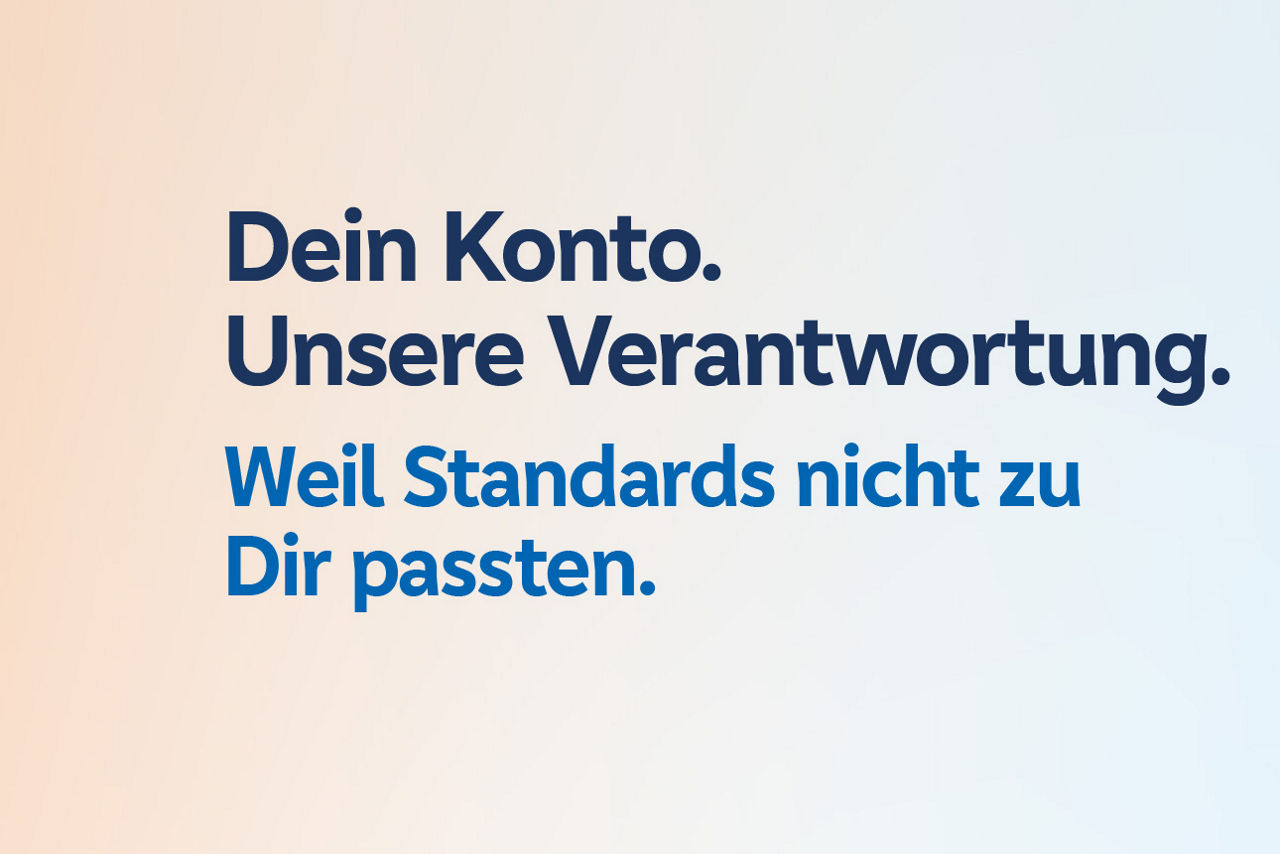 Frau schaut auf die VR Banking App in ihrem Smartphone
