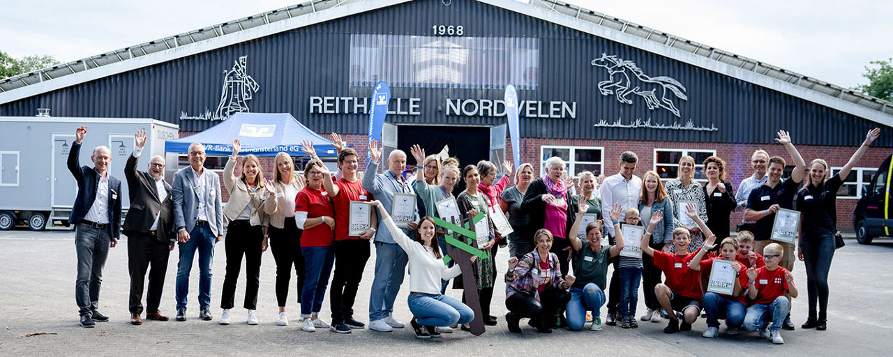 Gruppenfoto der Preisträger 2023 vor der Reithalle Velen