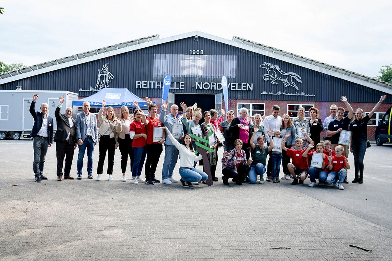 Gruppenfoto der Presiträger 2023 vor der Reithalle Velen