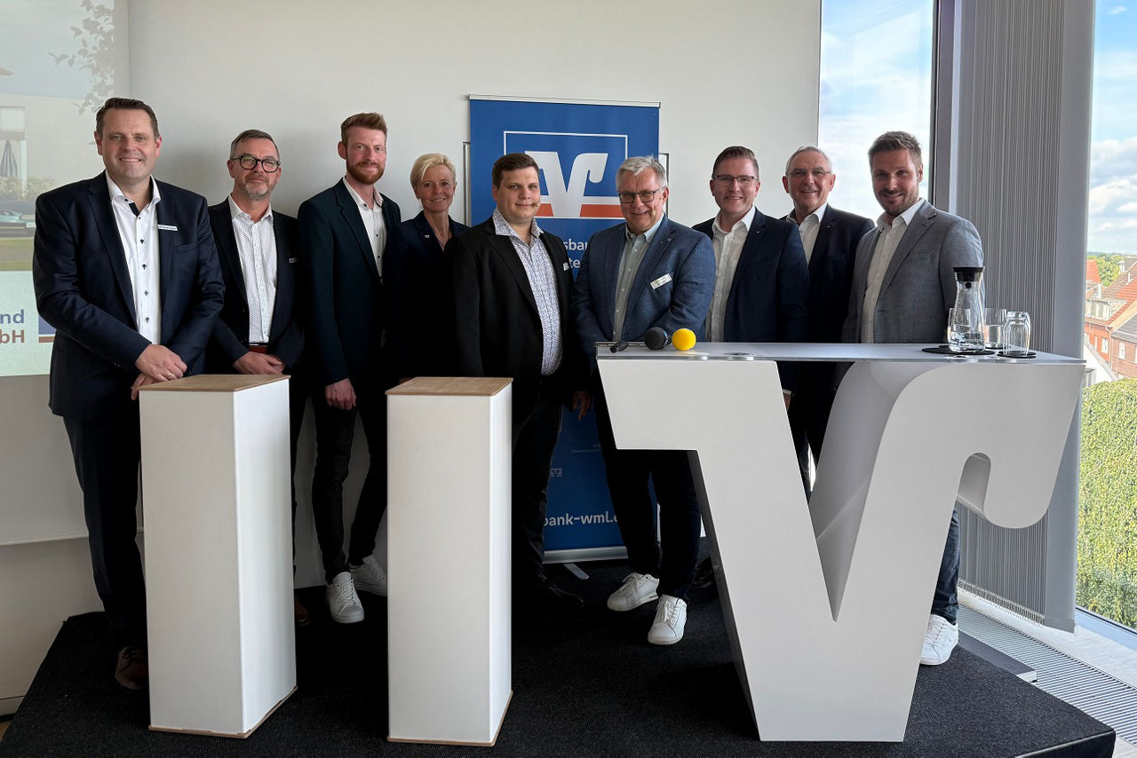 9 Personenn stehen nebeneinander 