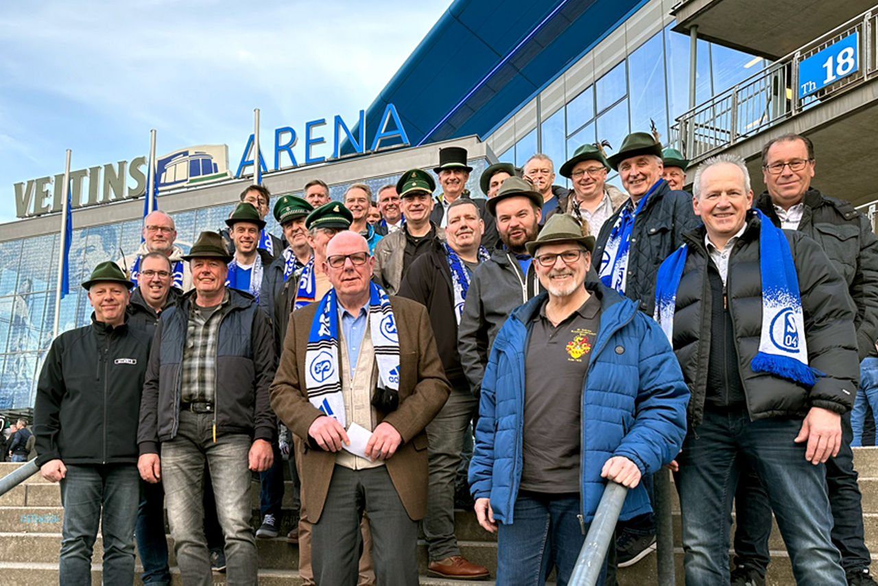 Ehrenamtler vor der Arena auf Schalke