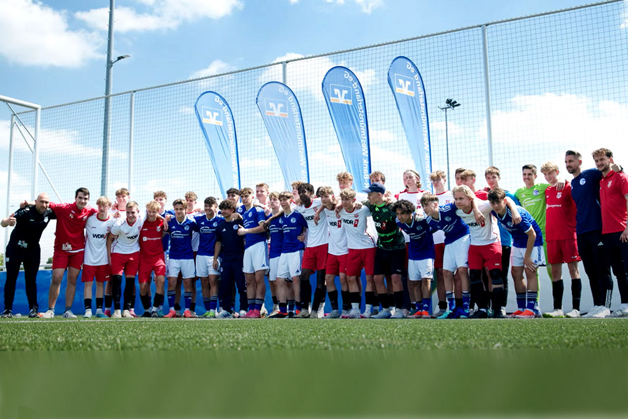 Gemeinschaftsfoto beider Teams vom Spiel des Jahres 2024