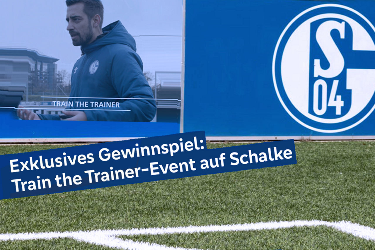 Teaser-Grafik mit Fußballplatz-Ecke und Foto eines Trainers
