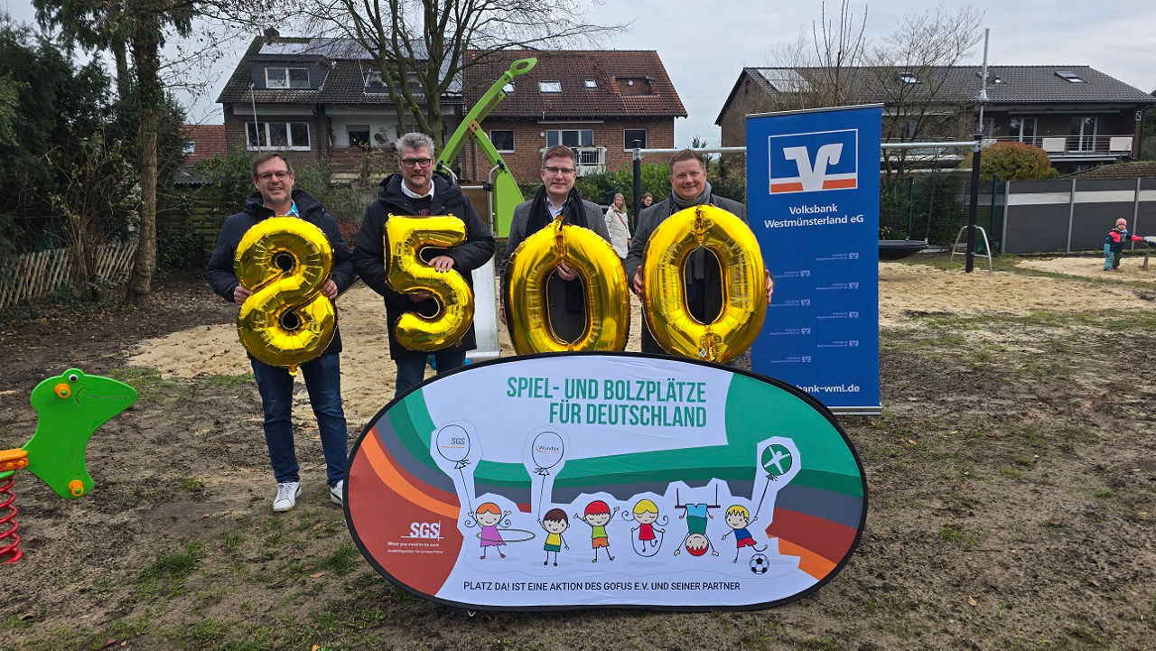 Gruppenfoto 4 Personen auf dem Spielplatz