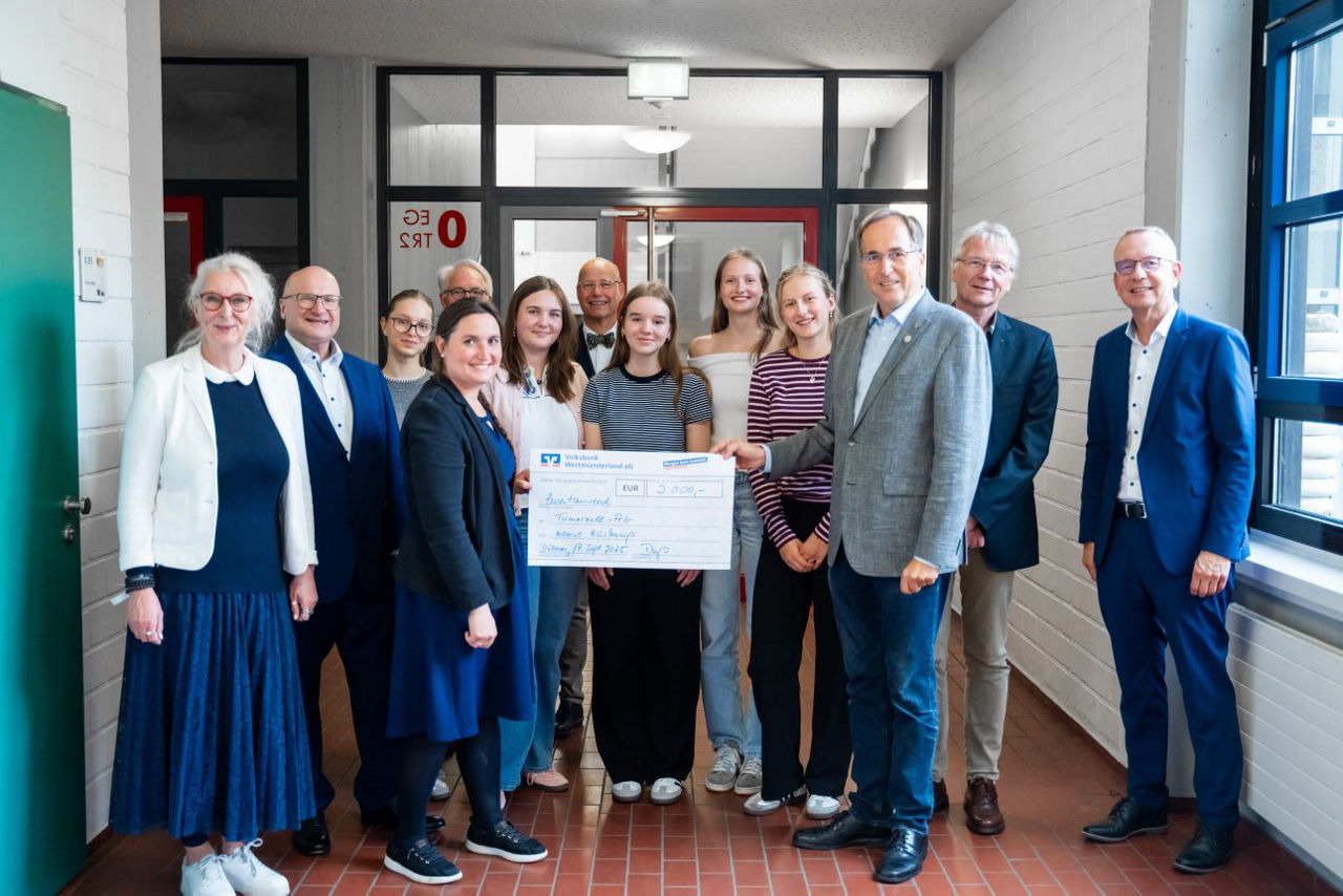 Herr Rüskamp übergibt Spende an die Tumorzellen-AG in Dülmen