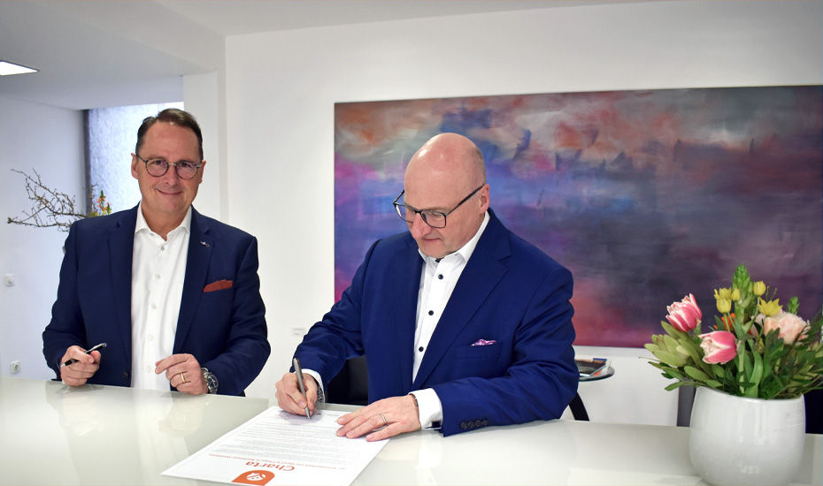 2 Personen Unterschreiben einen Zettel 