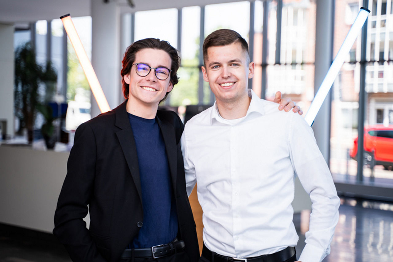 2 Personen stehen nebeneinander 