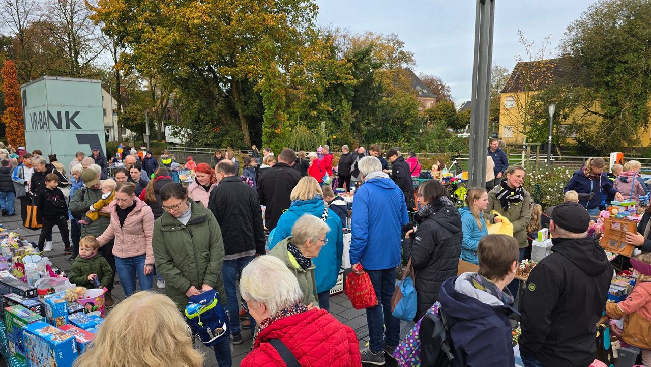Menschen auf dem Flohmarkt