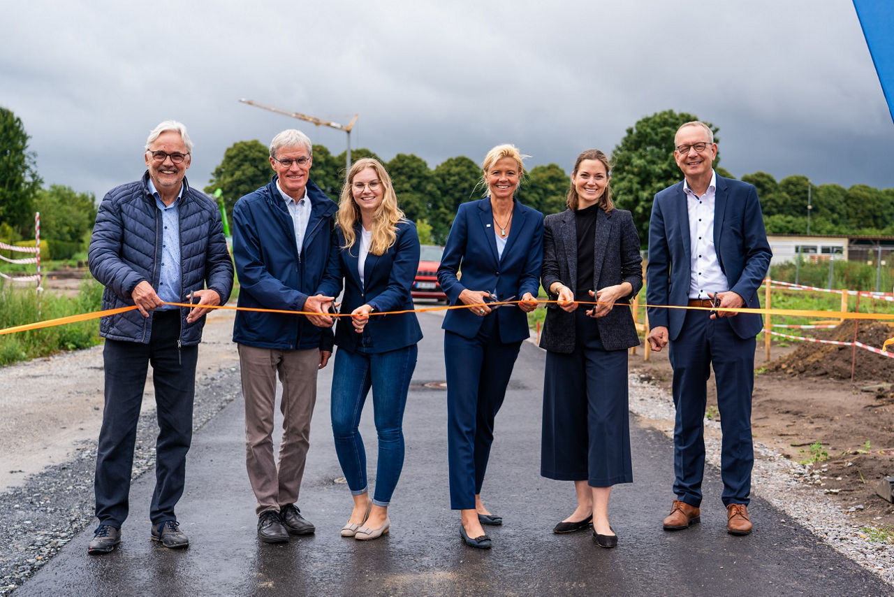 6 Personenn stehen nebeneinander 