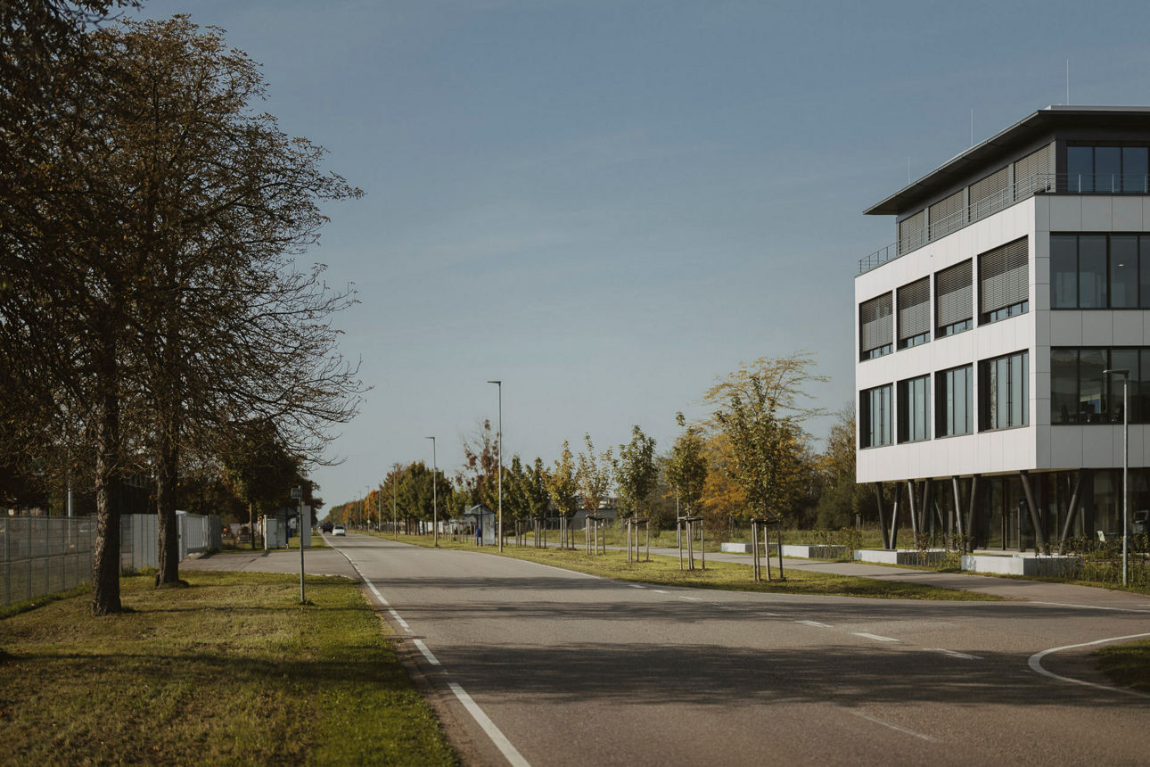 Blick auf unser WerteHaus von der Max-Immelmann-Allee