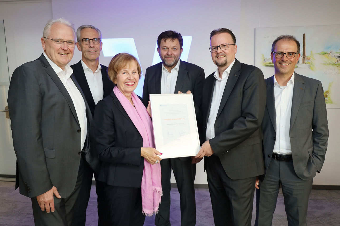 Evelyn Leipold von der DZ BANK überreicht die Urkunde zum Premium-Partner Fördermittelberatung 2024 an die Volksbank
