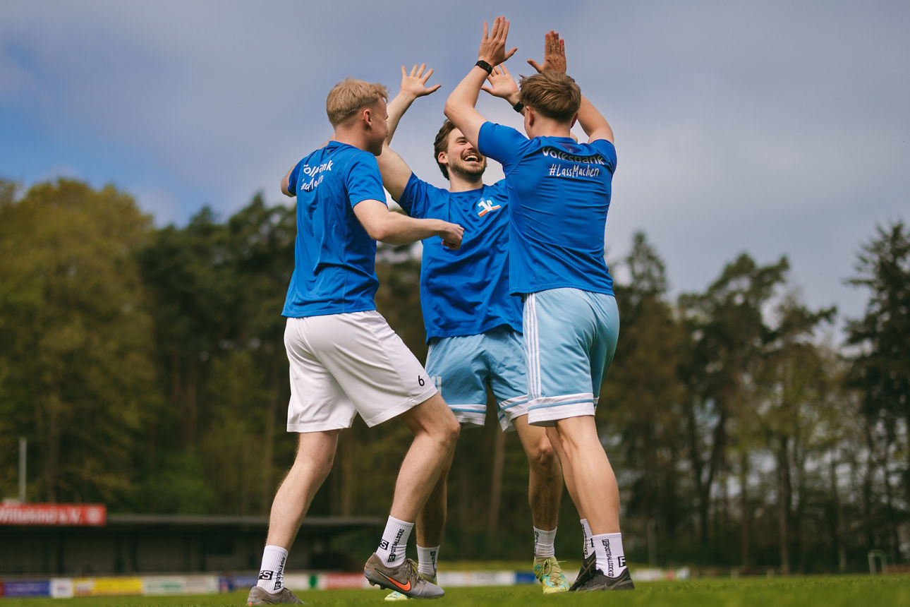  Eine Gruppe junger Menschen auf dem Fußballplatz
