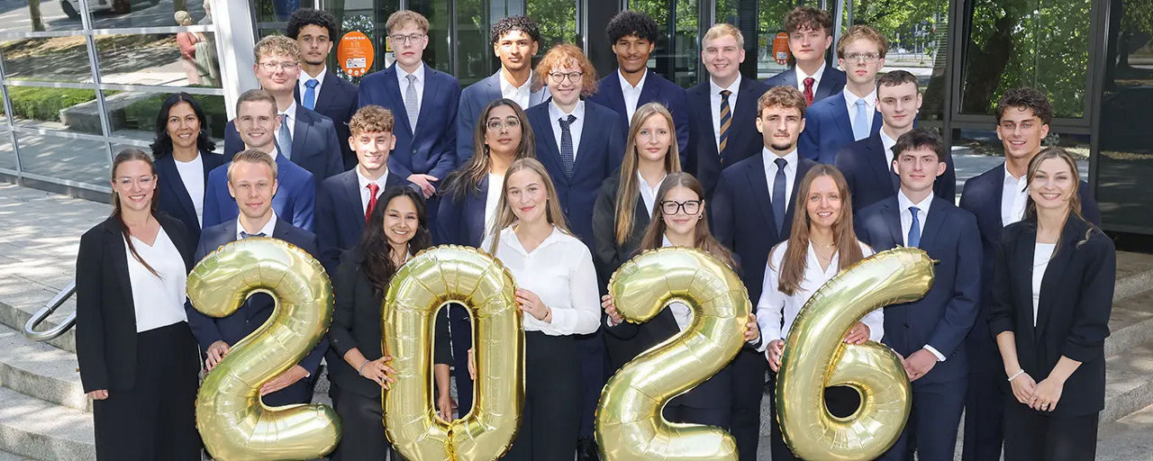 Die Auszubildenden der Volksbank BRAWO im Jahrgang 2026 gemeinsam mit dem Ausbildungsteam der Bank. Credit: Volksbank BRAWO/Matthias Leitzke