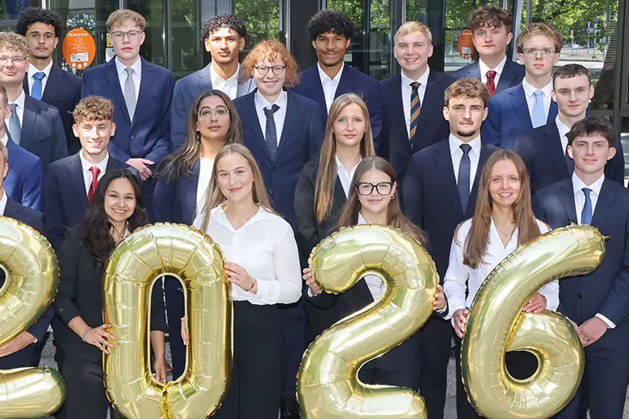 Die Auszubildenden der Volksbank BRAWO im Jahrgang 2026 gemeinsam mit dem Ausbildungsteam der Bank. Credit: Volksbank BRAWO/Matthias Leitzke