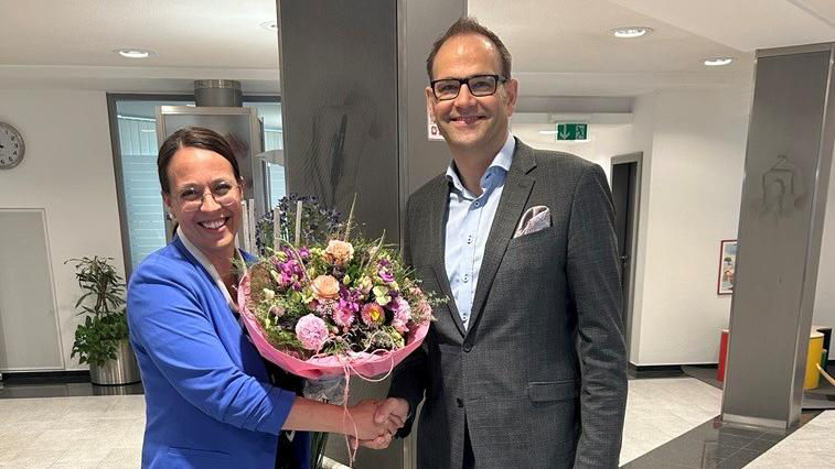 Das Bild zeigt Sandra Schmiedel und Daniel Averesch mit einem Blumenstrauß.