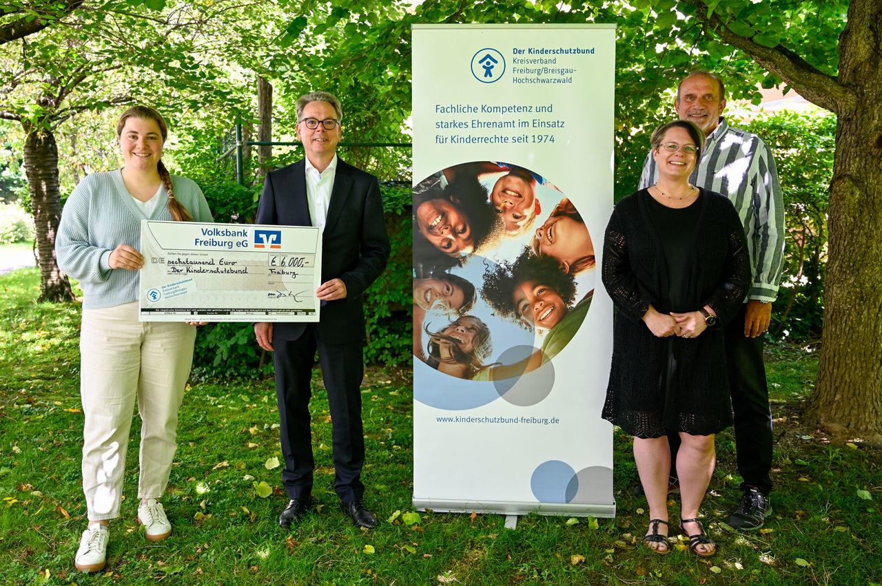 Die Volksbank Freiburg übergibt einen Spenden-Scheck an den Kinderschutzbund für die Förderung eines Projekts. 