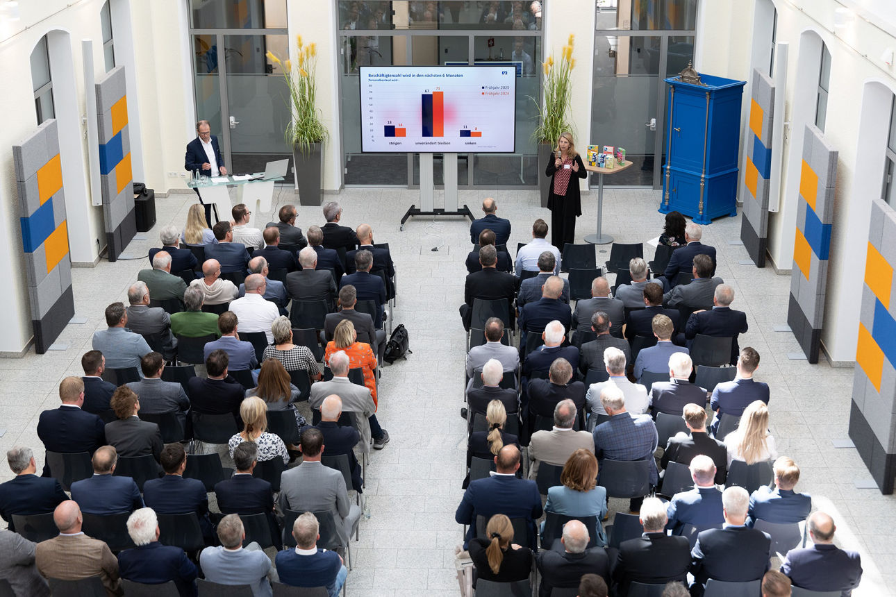 Rund 100 Gäste waren im Herforder Volksbank-Regionalzentrum zu Gast.