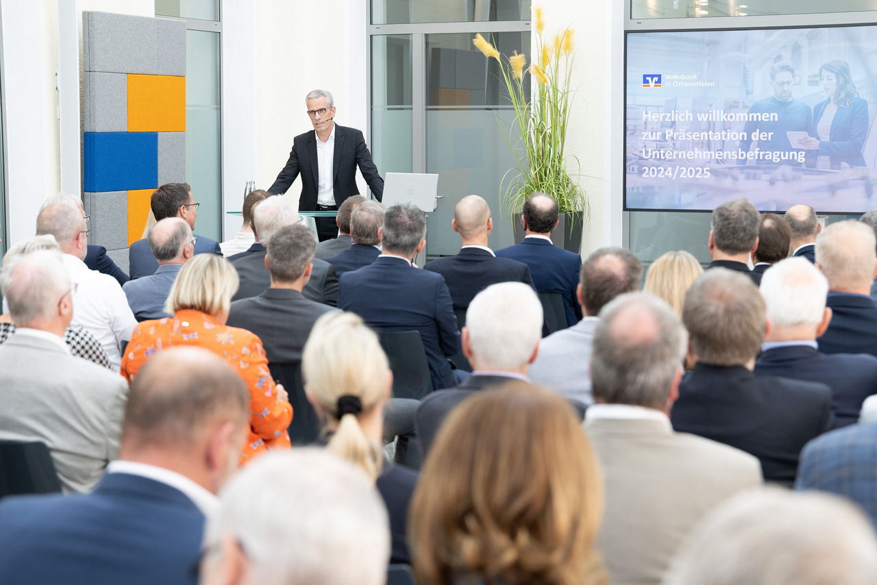 Co-Vorstandsvorsitzende Andreas Kämmerling präsentiert Unternehmern und Vertretern die Ergebnisse der Unternehmensbefragung.