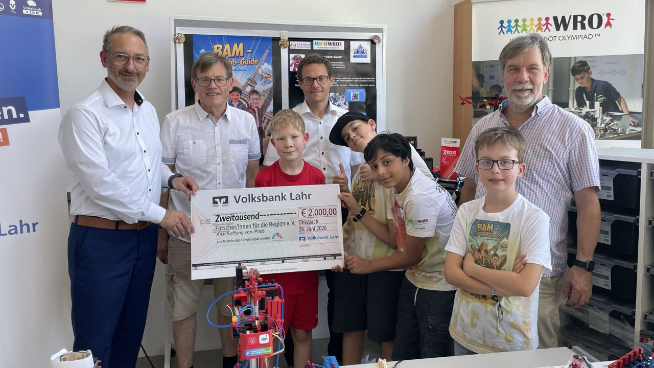 Spendenübergabe an das Schülerforschungszentrum Xenoplex in Ohlsbach. Hans-Peter Möschle (2. von links) und Andreas Kempf (rechts) freuen sich über die Unterstützung der Volksbank Lahr – vertreten durch Rainer Griesbaum (links) und Michael Kunz (3. von links) - für die Robotik- und Programmierarbeit.