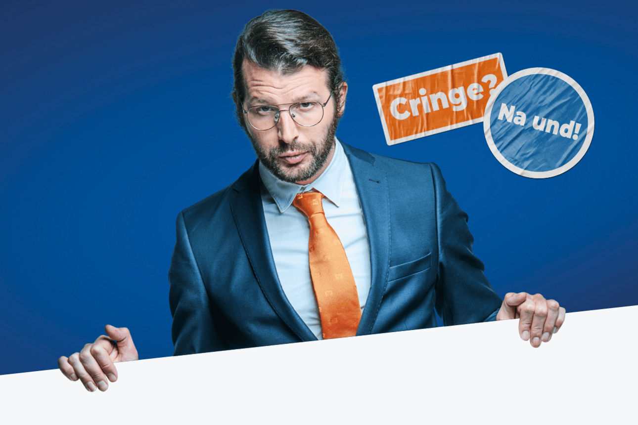 Junger Bankberater vor dunkelblauen Hintergrund