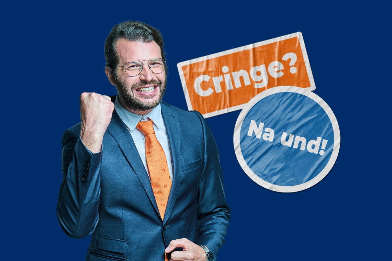 Junger Bankkaufmann vor dunkelblauen Hintergrund freut sich.