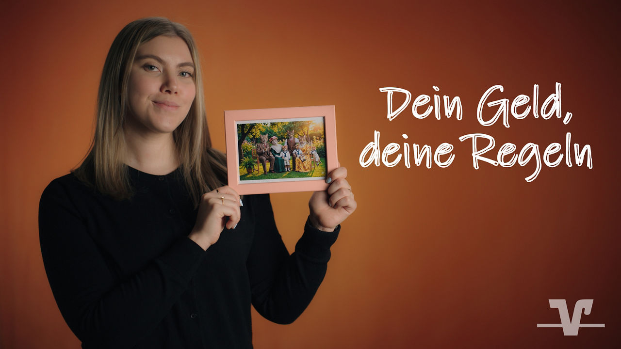 Frau mit blondem Haar hält ein Foto in einem Rahmen hoch.