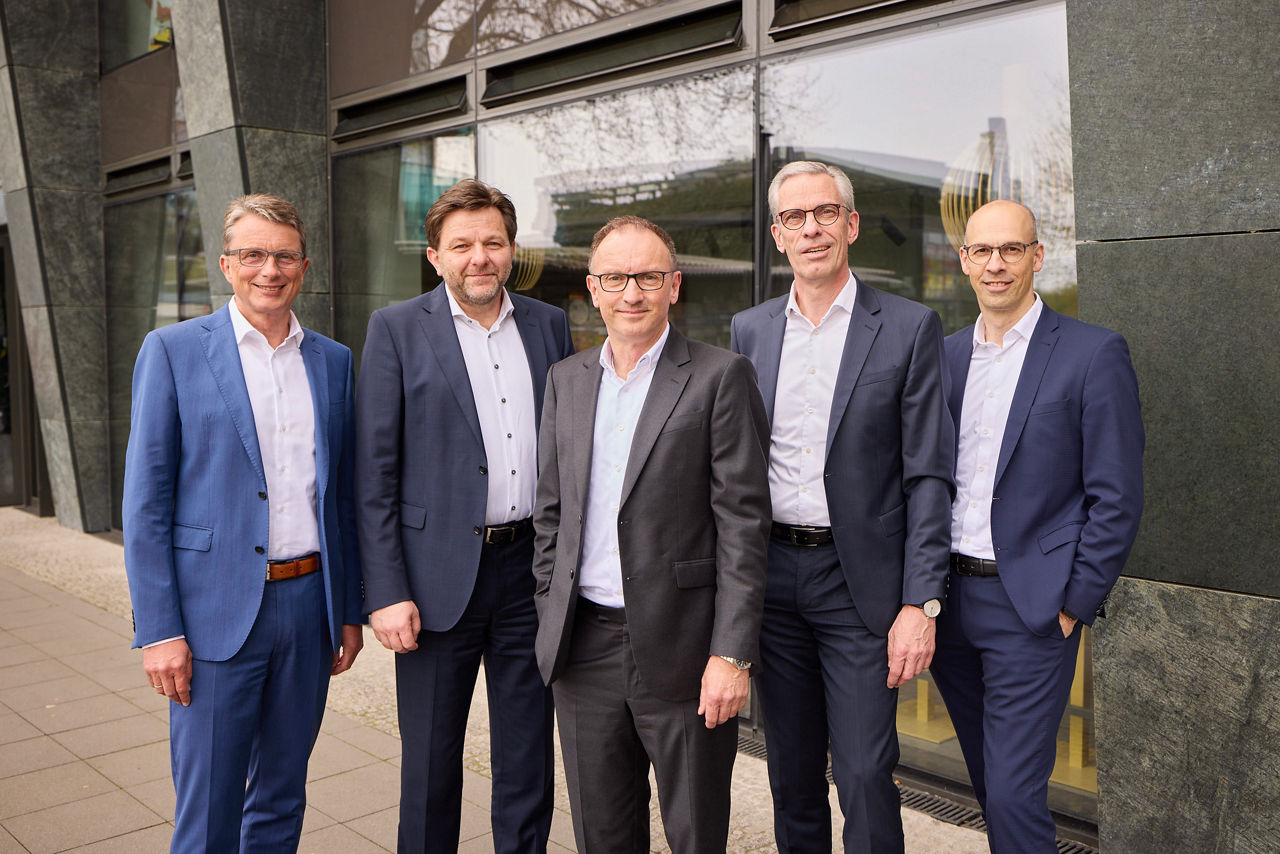 Gruppenbild der 5 Vorstandsmitglieder der Volksbank in Ostwestfalen