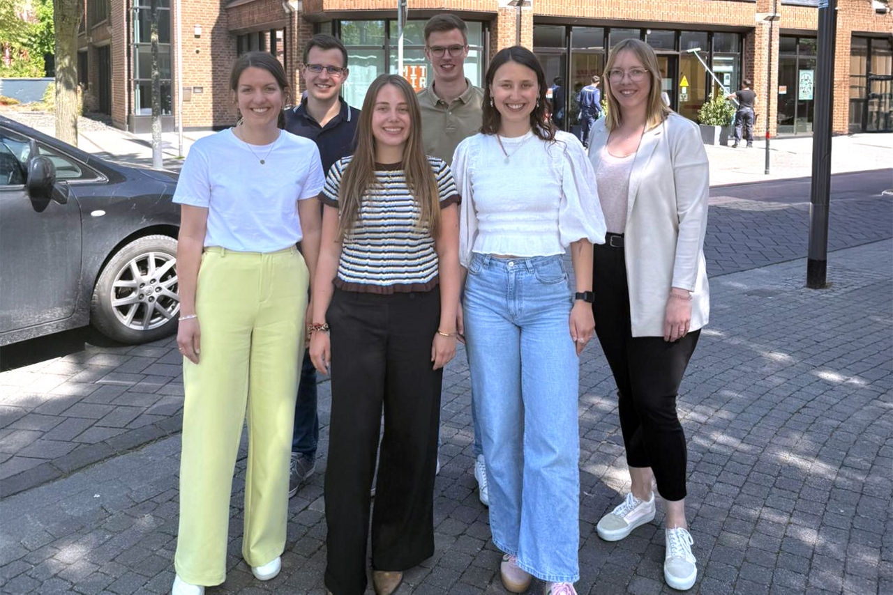5 Personen stehen nebeneinander