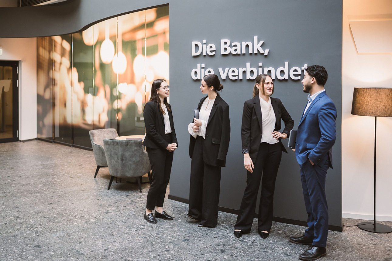 4 Azubis am Unterhalten