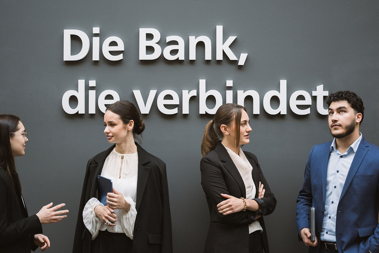 Vier Junge Menschen unterhalten sich