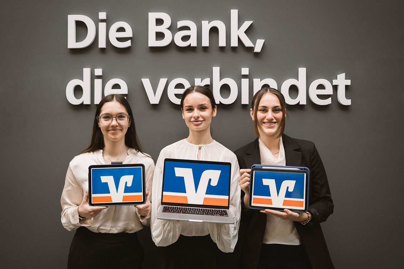 Mitarbeiterinnen mit Volksbank Logo