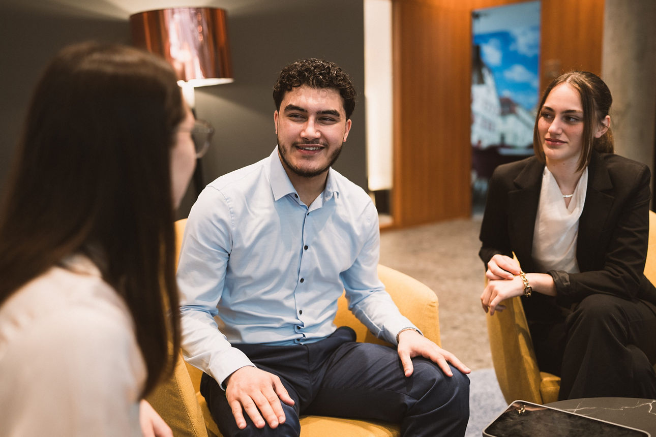 Drei Mitarbeiter:innen am Reden