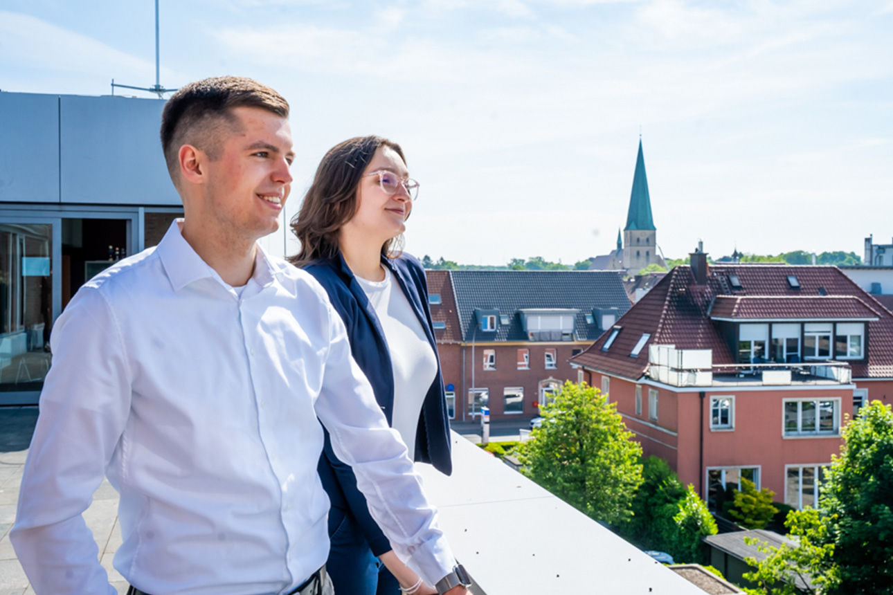 2 Personen schauen in die ferne 