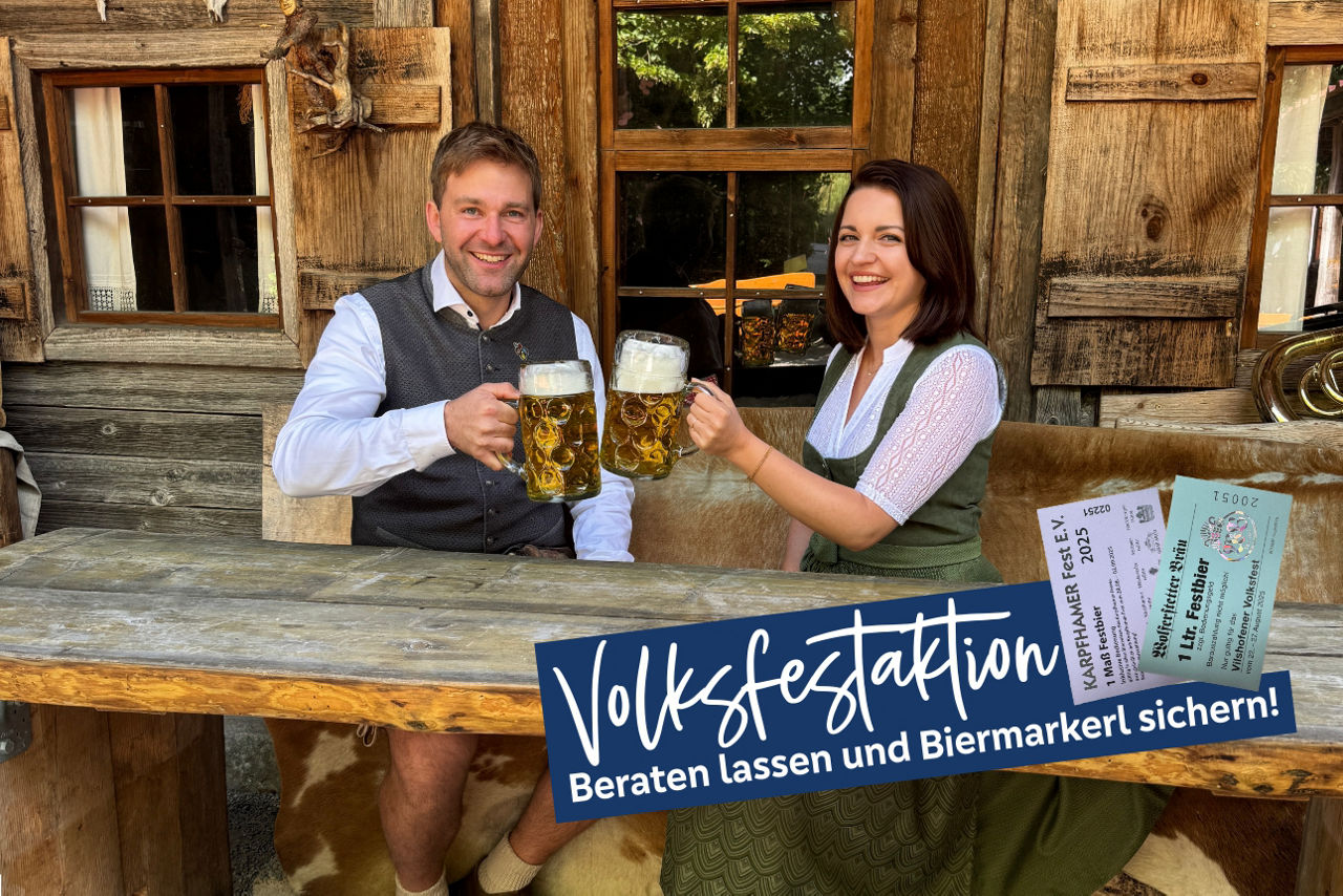 Marktbereichsleiter Sandro Knab und Privatkundenberaterin Svetlana Schacherbauer stoßen mit einer Maß Bier an