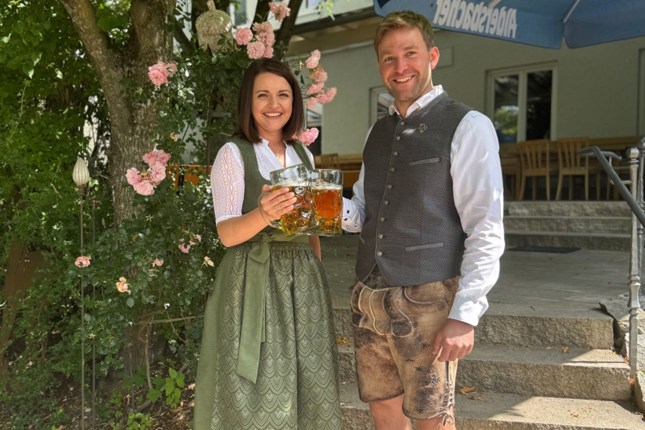 Marktbereichsleiter Sandro Knab und Privatkundenberaterin Svetlana Schacherbauer stoßen mit einer Maß Bier an