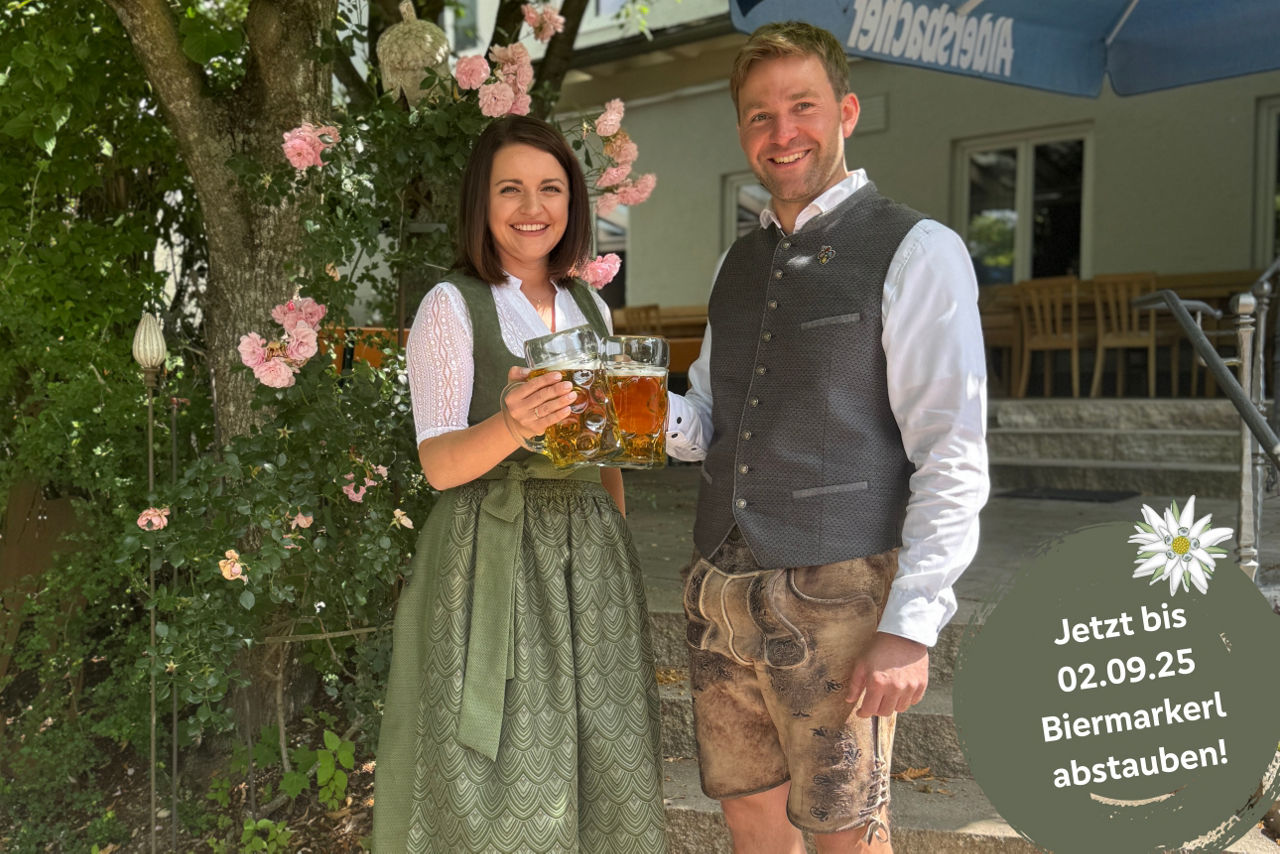 Marktbereichsleiter Sandro Knab und Privatkundenberaterin Svetlana Schacherbauer stoßen mit einer Maß Bier an