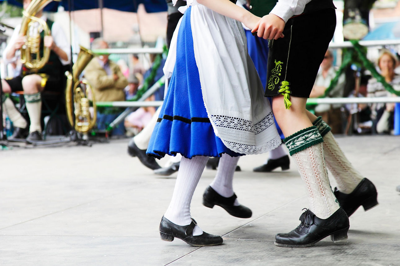 Zwei Personen tanzen in bayerischer Tracht