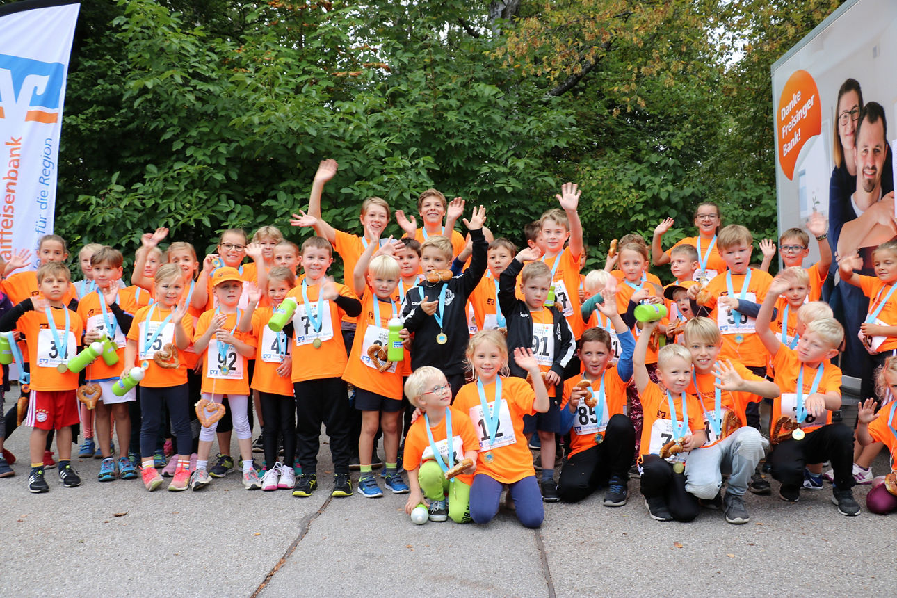 Gruppenbild von Kindern mit Medalien nach den Volksfestlauf