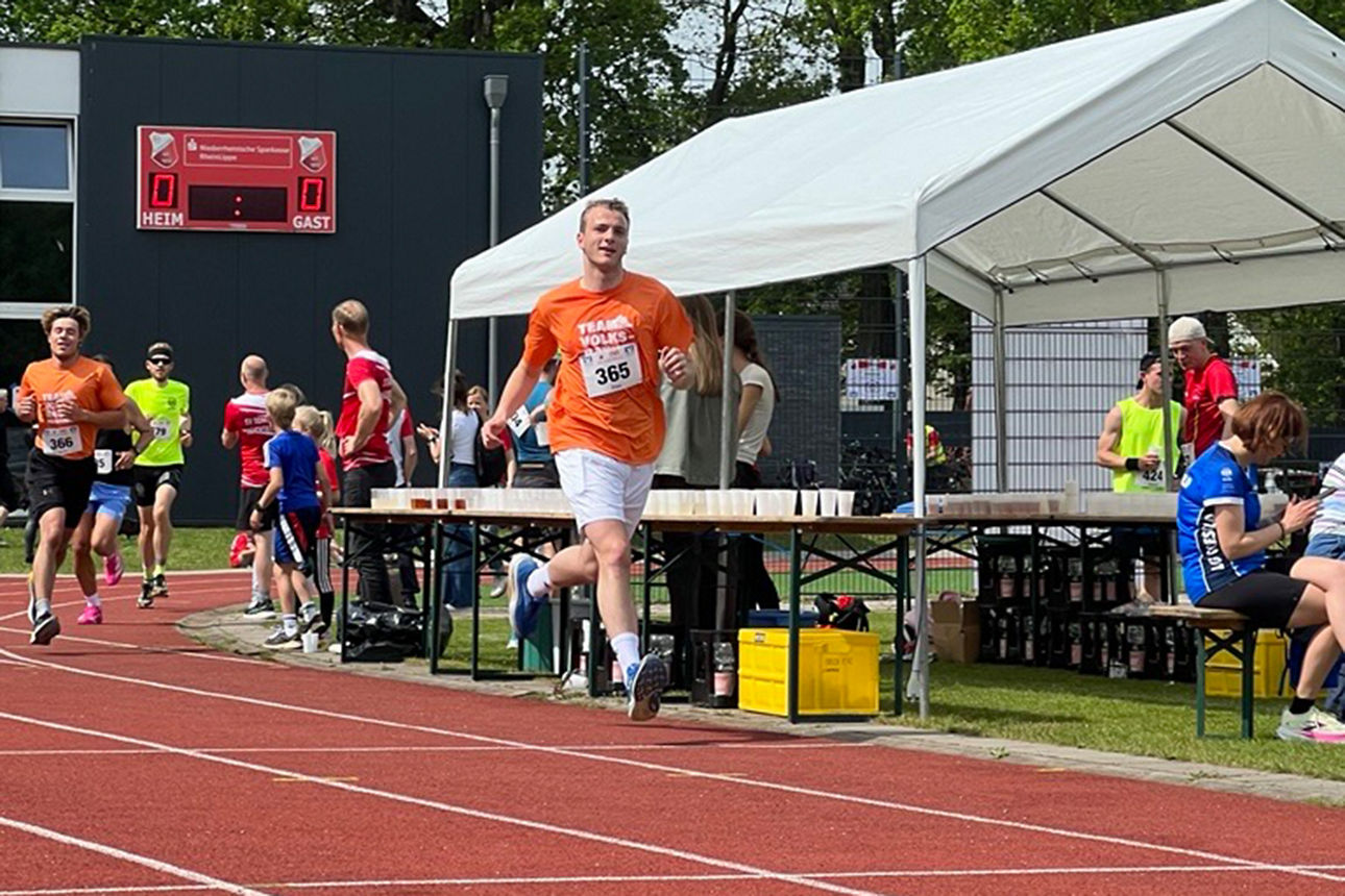 Läufer des Volkslaufes in der Volksbank-Arena beim Zieleinlauf
