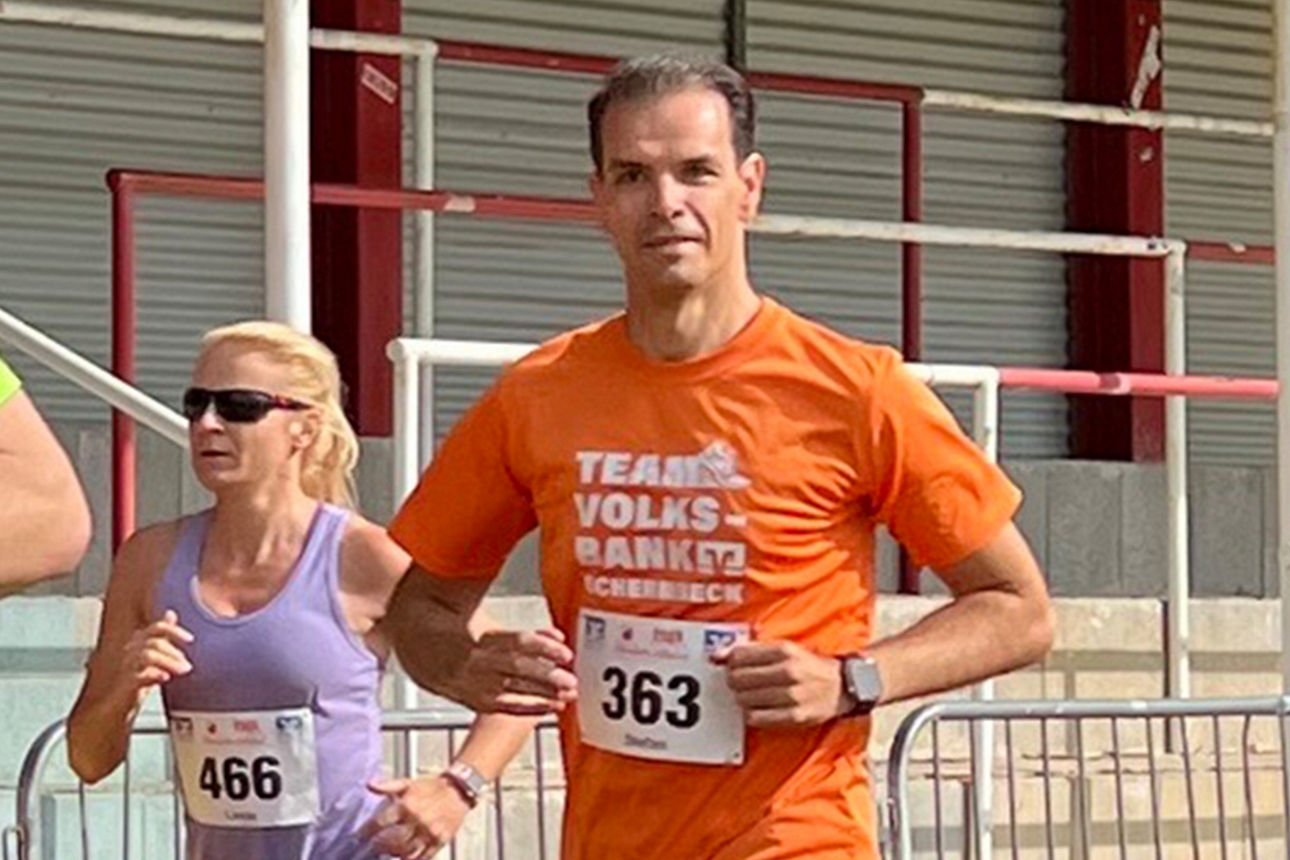 Läufer des Volkslaufes in der Volksbank-Arena beim Zieleinlauf