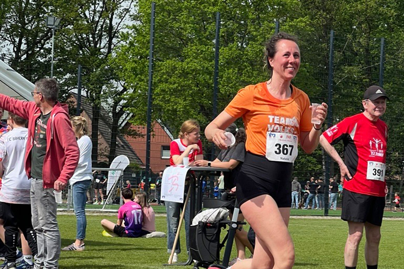 Läufer des Volkslaufes in der Volksbank-Arena beim Zieleinlauf
