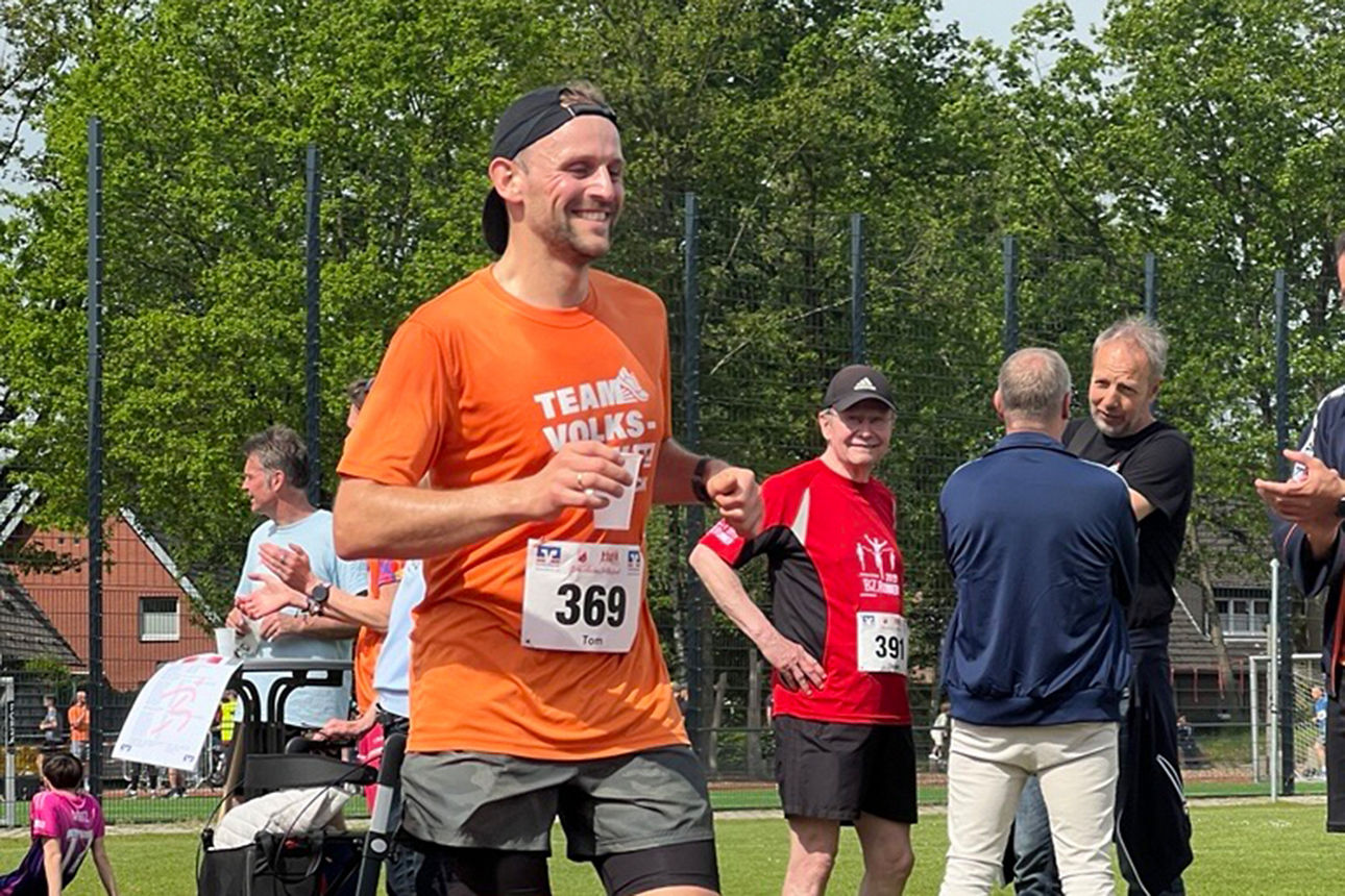 Läufer des Volkslaufes in der Volksbank-Arena beim Zieleinlauf