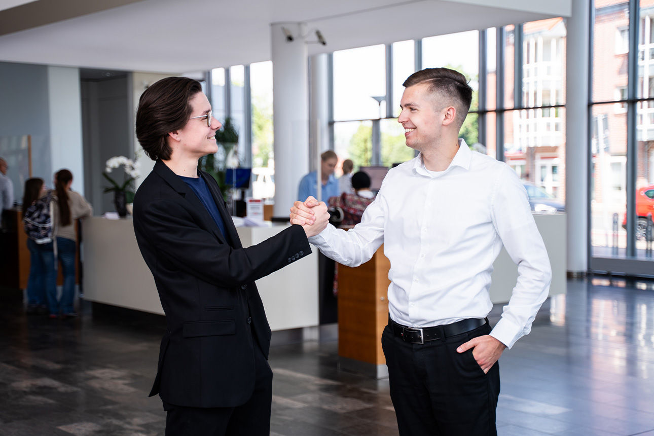 2 Personen geben sich einen Handschlag