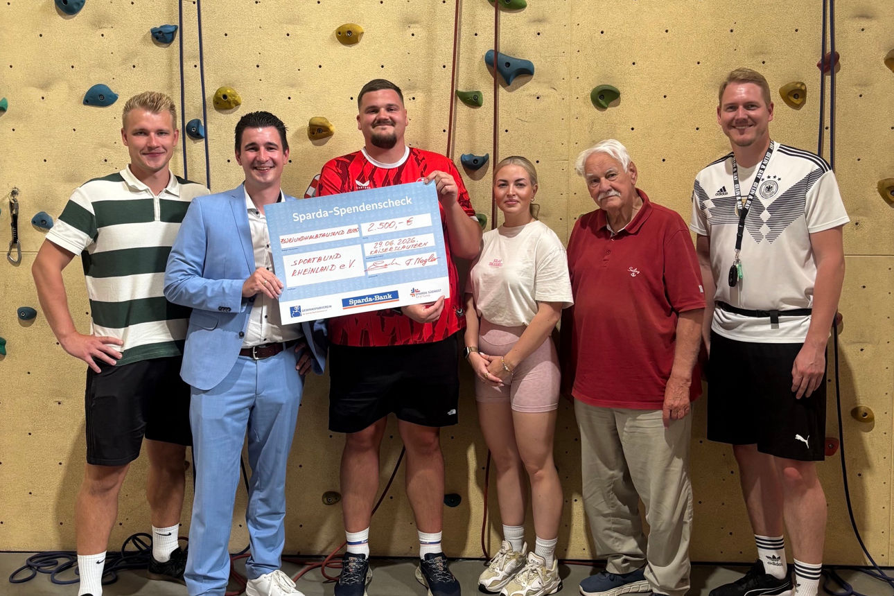 mehrere Menschen vor einer Kletterwand mit einer 2500 € Spende