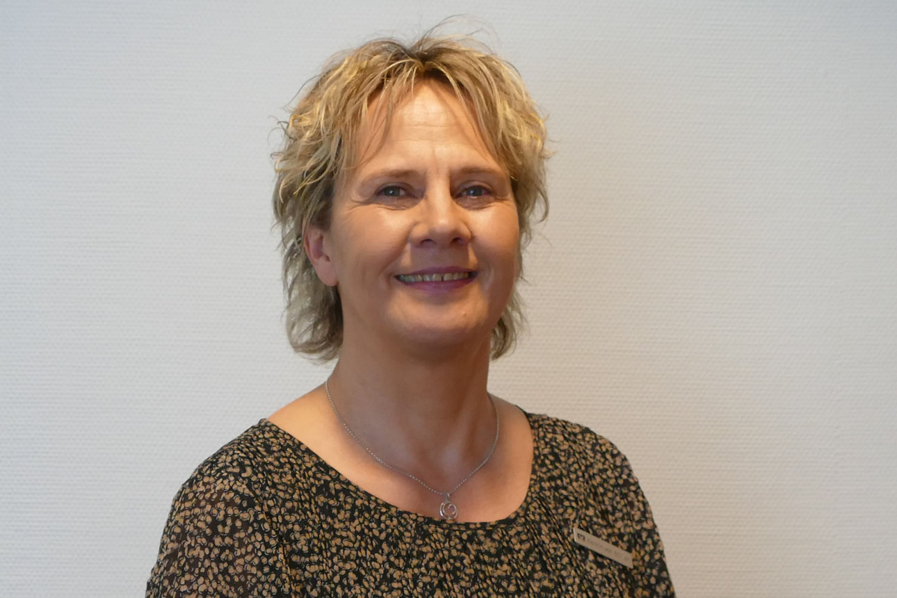 Eine Frau lächelt in die Kamera