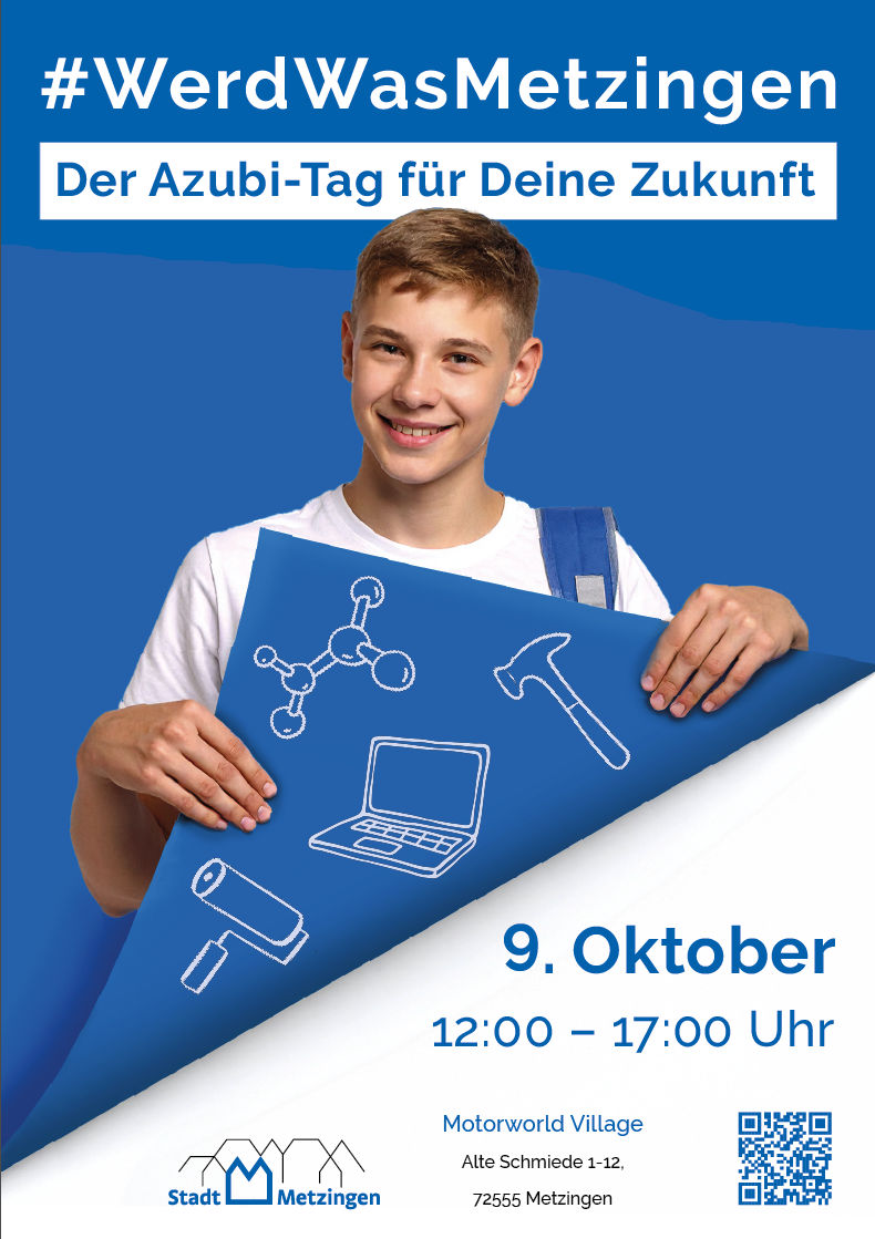 Junger Mann wirbt vor blauem Hintergrund für den Azubitag 
