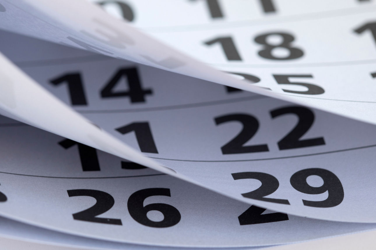 Umgeblätterte Kalenderblätter mit großen schwarzen Zahlen.