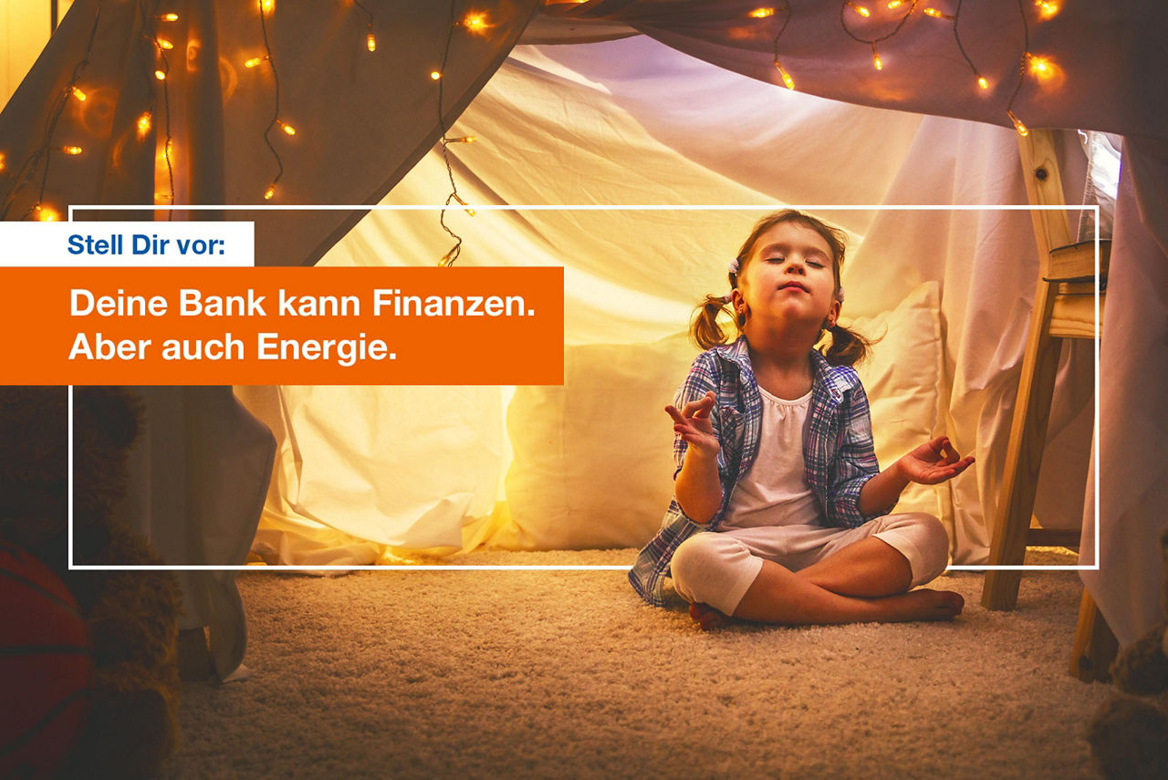 Mädchen sitzt in einem Zelt mit Licherketten