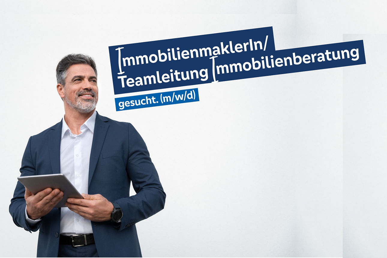 Mann mit Tablet  lächelt und schaut nach rechts