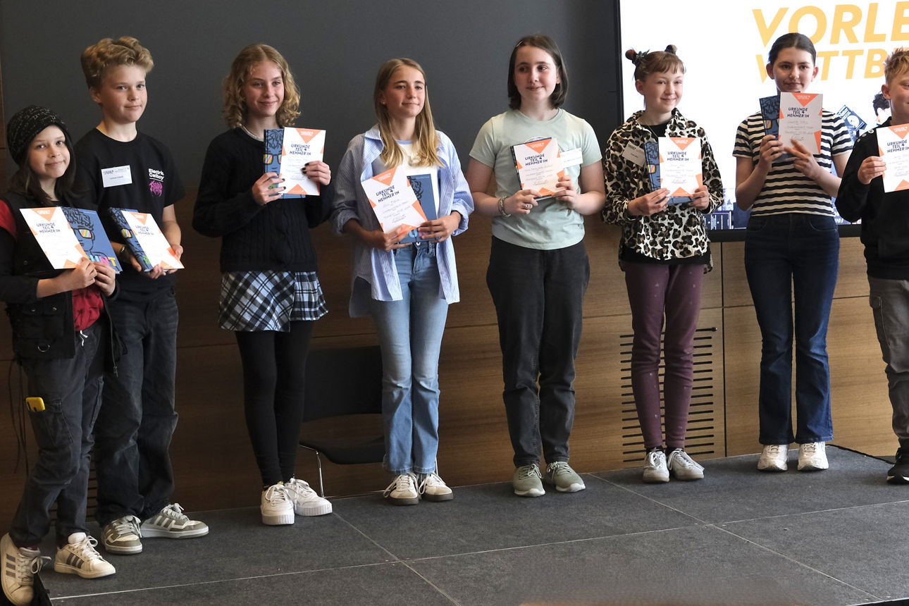 Gruppenbild der besten Vorleser:innen Hessens 2026